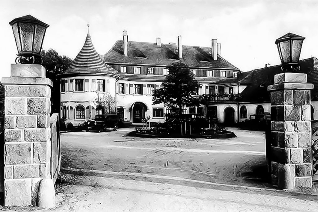 Hotel BEI SCHUMANN Geschichte Einfahrt