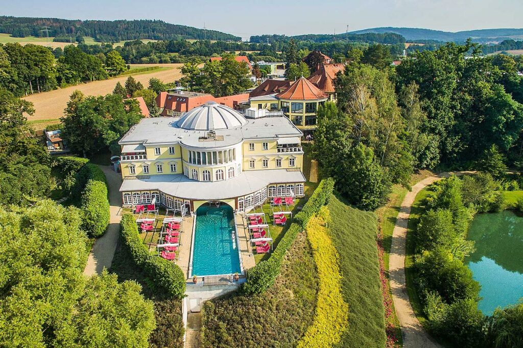 Hotel BEI SCHUMANN Luftaufnahme Außenpool