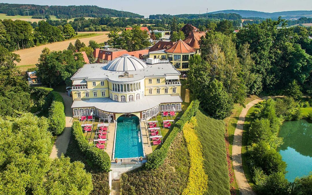 Hotel BEI SCHUMANN Luftaufnahme Außenpool