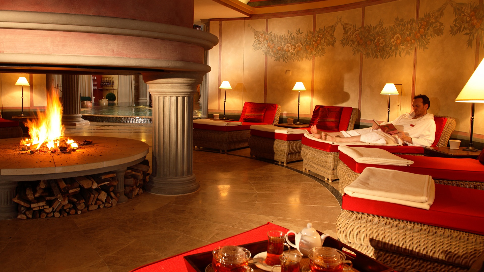 bei-schumann-erwachsenenhotel-kaminrondell-bastian-werner Hotel BEI SCHUMANN Wellness Resort Aussenansicht Luftbild Tag