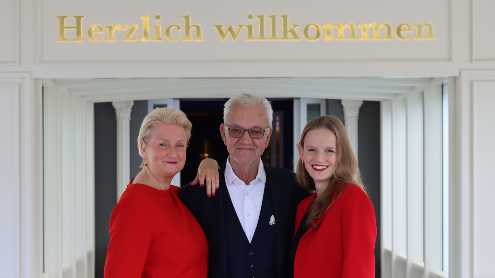 Familie Schumann vor dem Hotel BEI SCHUMANN